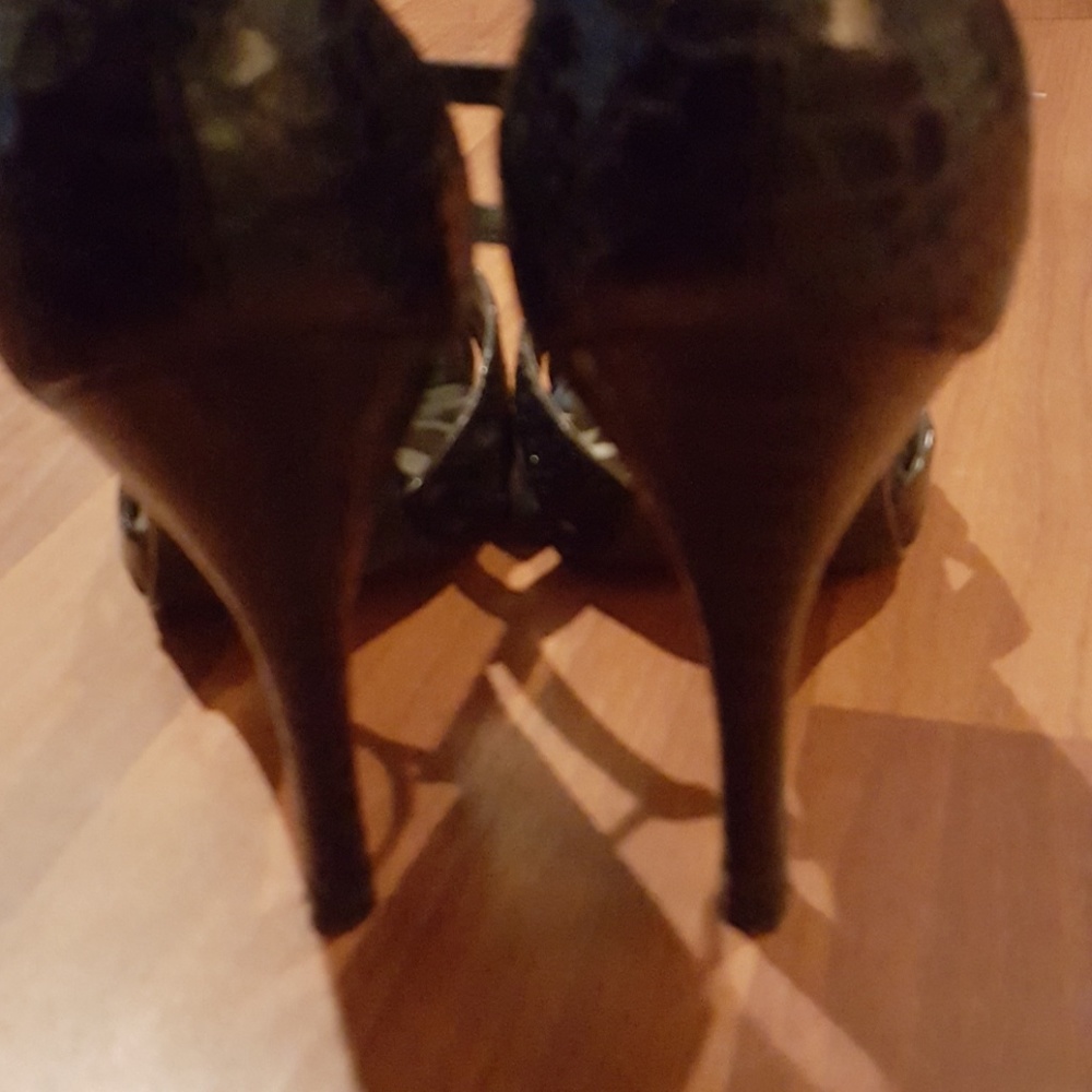 NINE WEST BLACK EUC FAUX SNAKE PRINT T-STRAP SANDALS - Picture 3 of 3